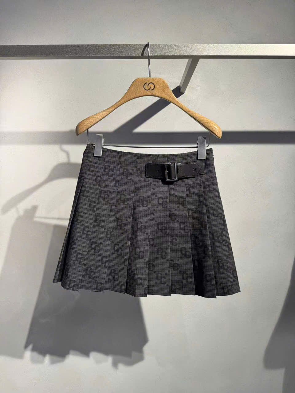 Chân váy ngắn kèm belt họa tiết thoi CC