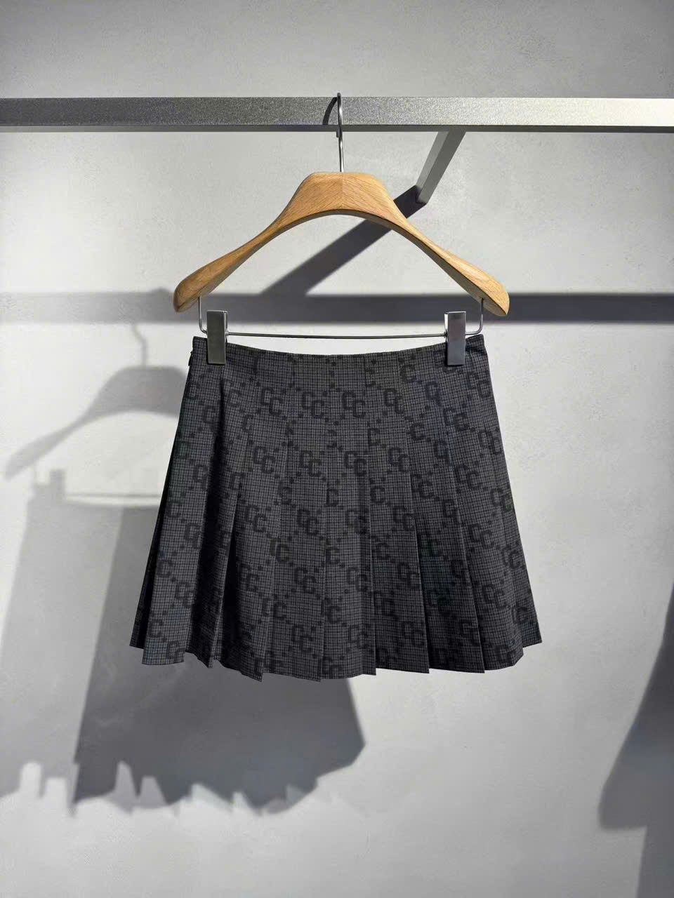 Chân váy ngắn kèm belt họa tiết thoi CC