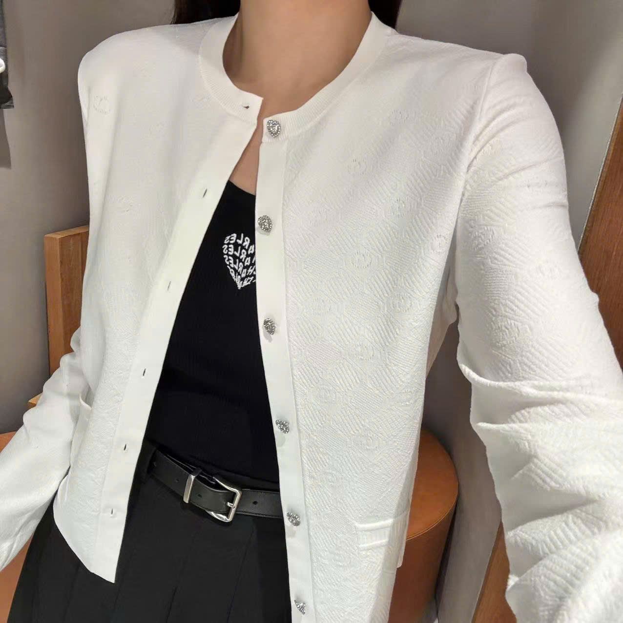 Áo CDG trắng full logo - cúc dọc đính đá