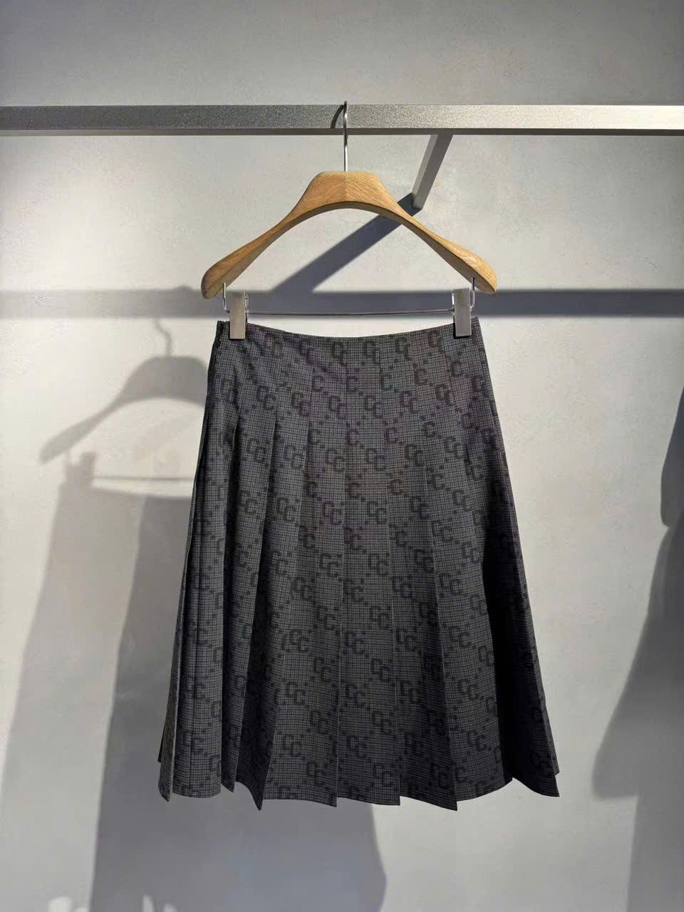 Chân váy dài kèm belt kẻ thoi CC