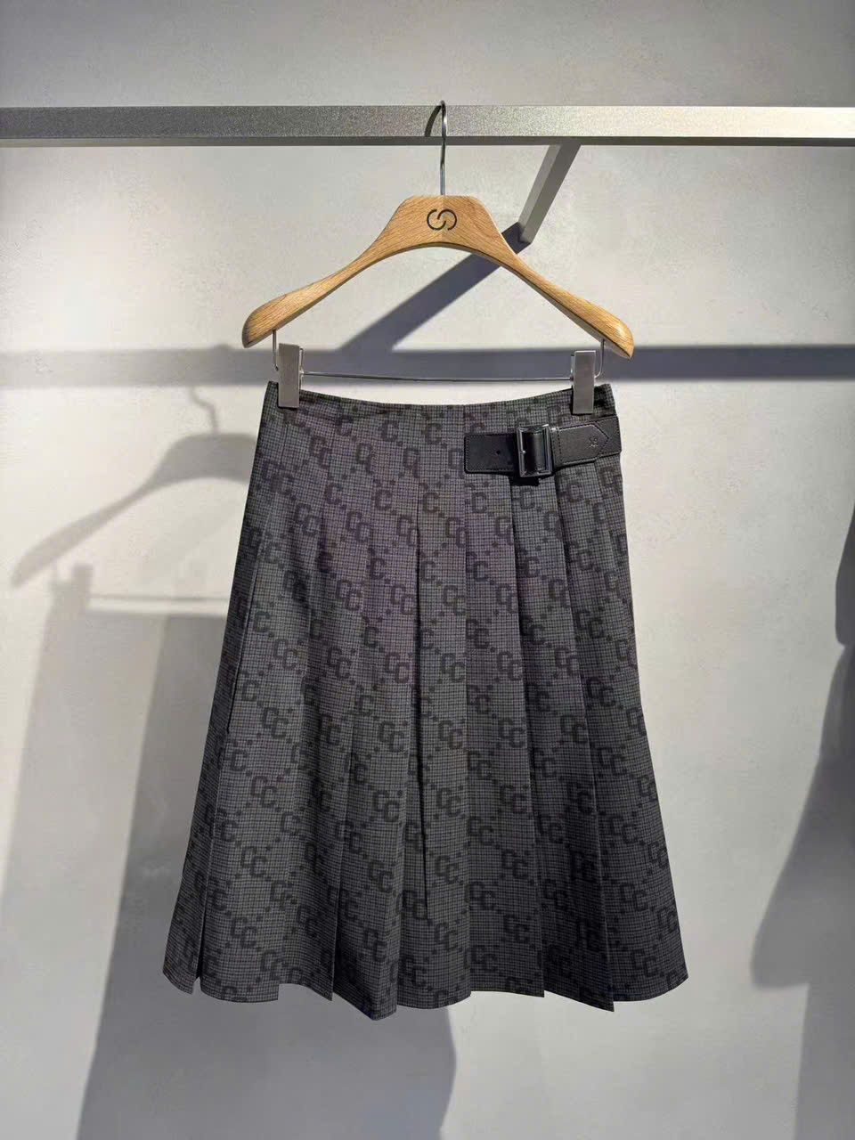 Chân váy dài kèm belt kẻ thoi CC