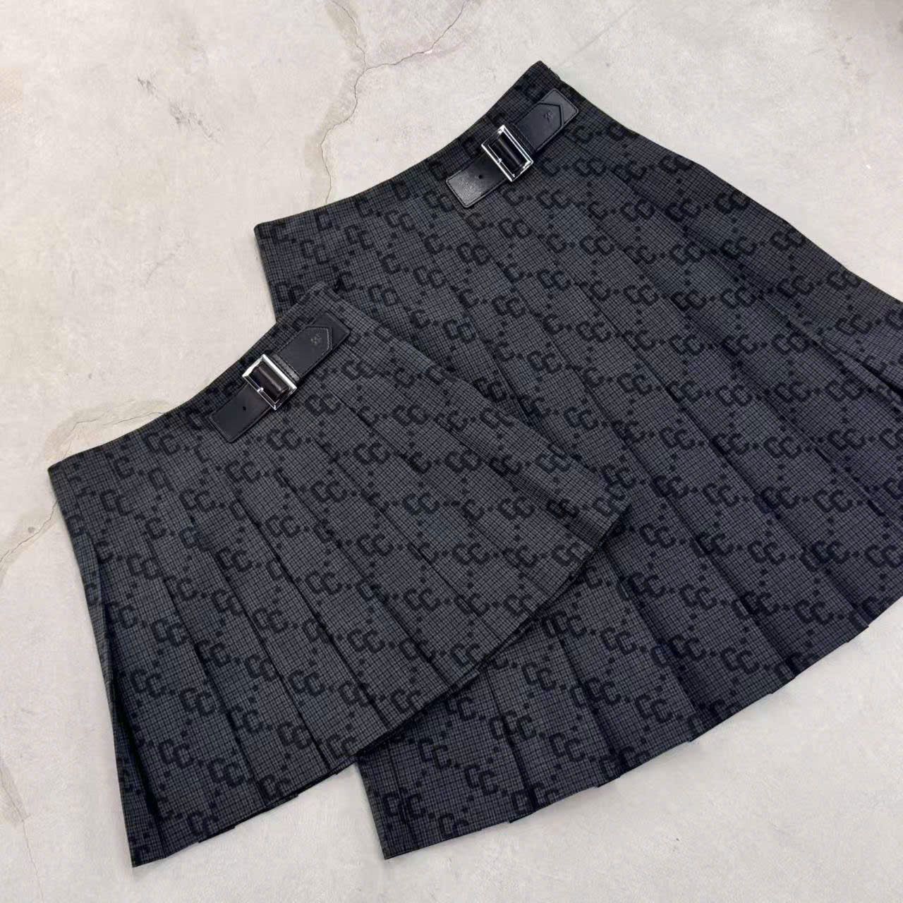 Chân váy ngắn kèm belt họa tiết thoi CC