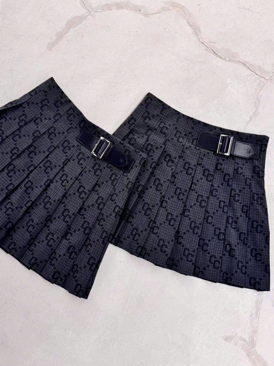 Chân váy ngắn kèm belt họa tiết thoi CC