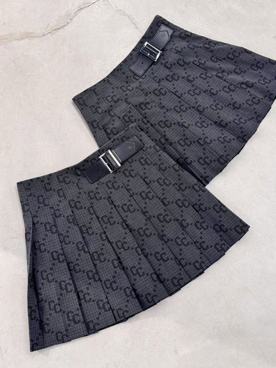 Chân váy ngắn kèm belt họa tiết thoi CC