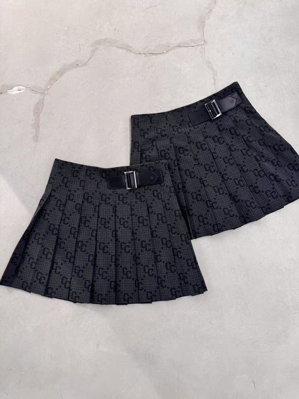 Chân váy ngắn kèm belt họa tiết thoi CC