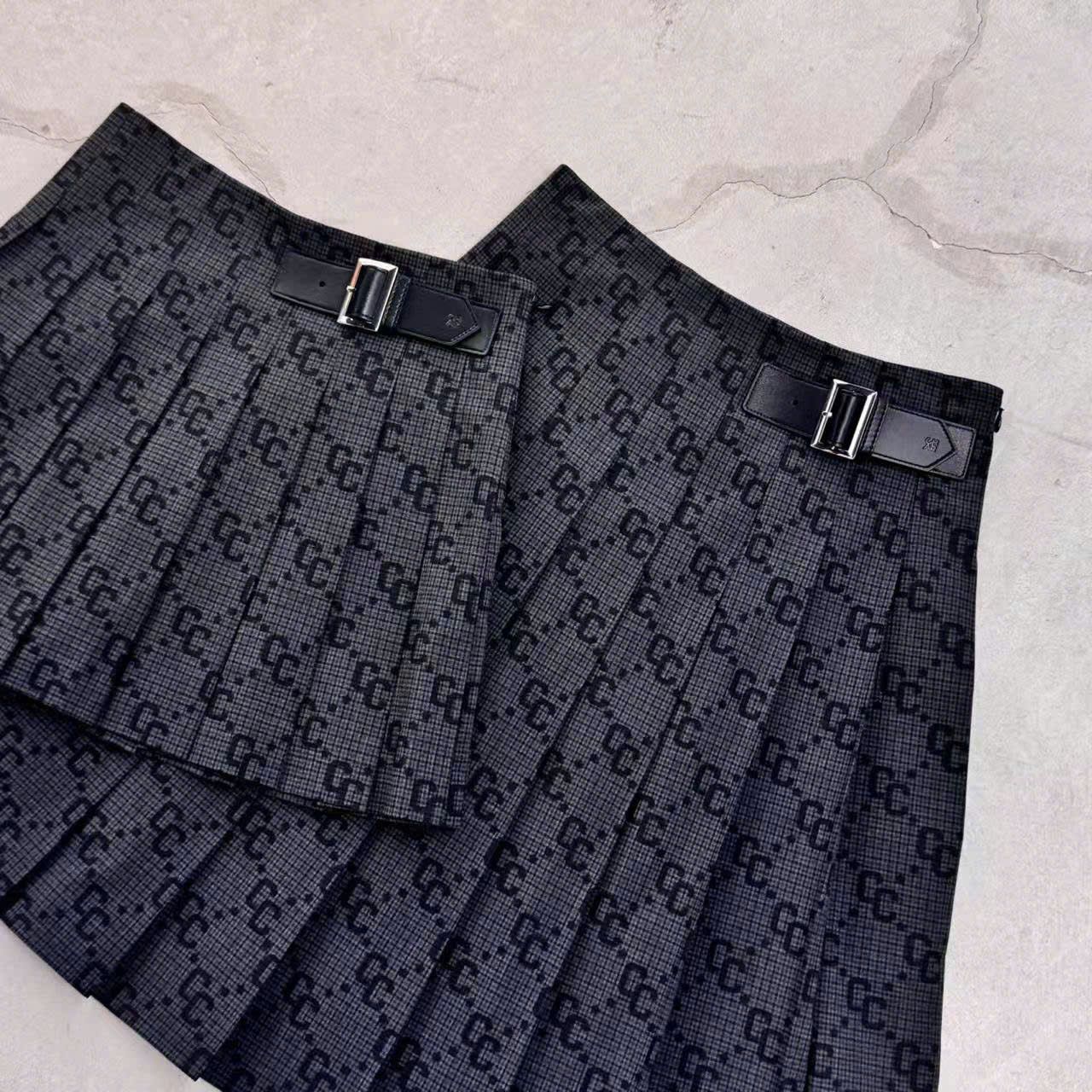 Chân váy ngắn kèm belt họa tiết thoi CC