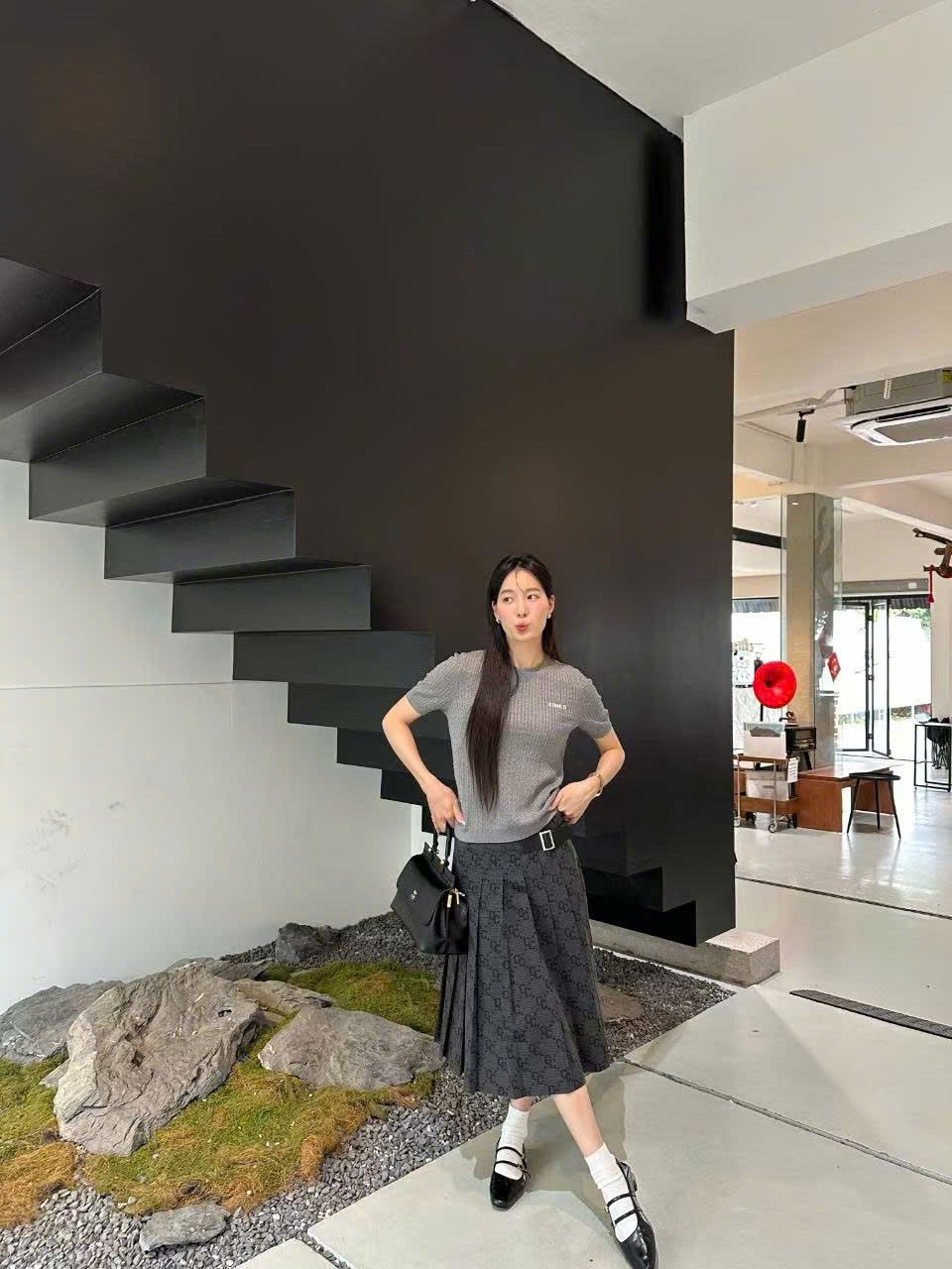 Áo xám ngắn tay vặn thừng -chữ CC