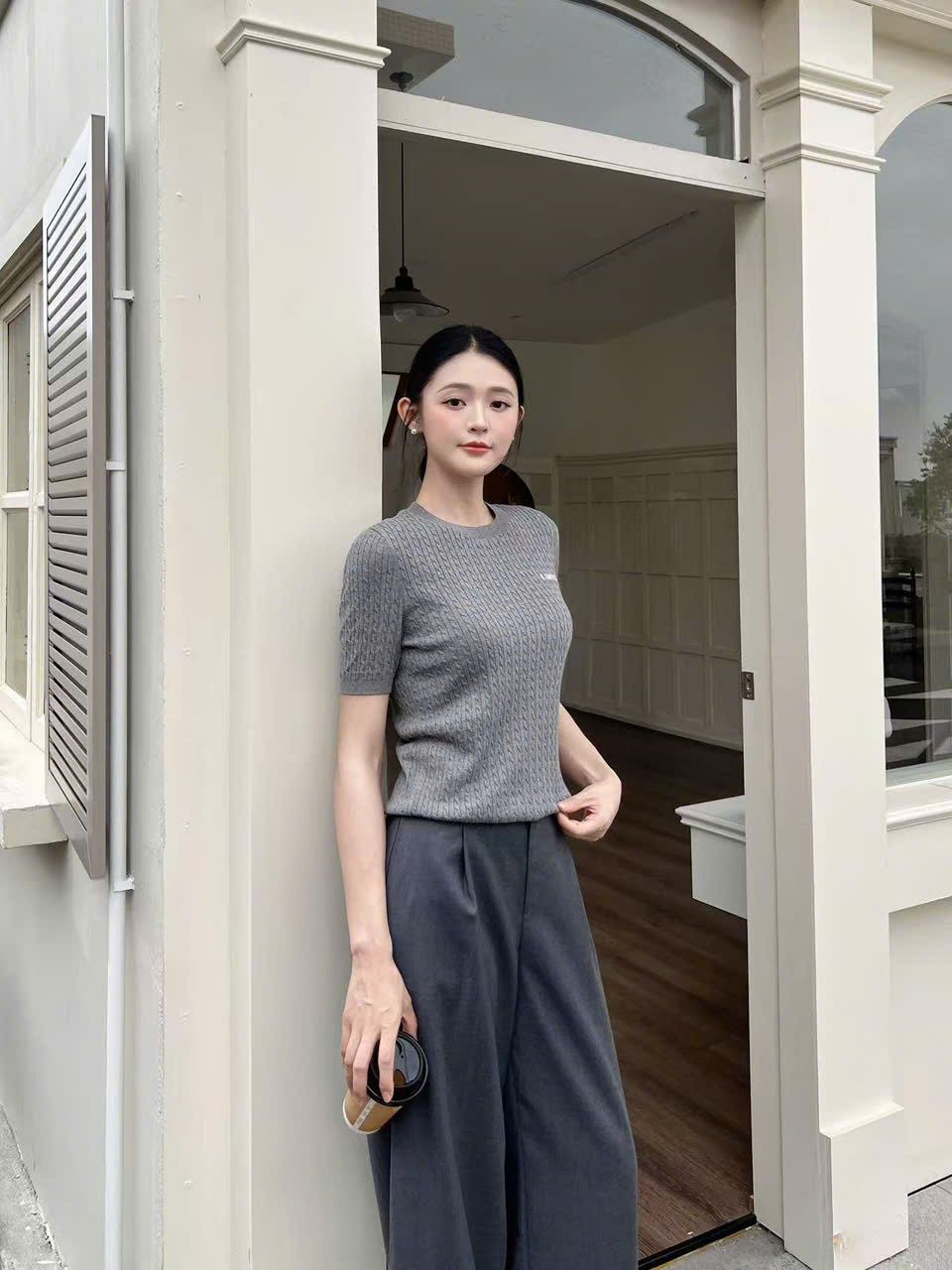Áo xám ngắn tay vặn thừng -chữ CC