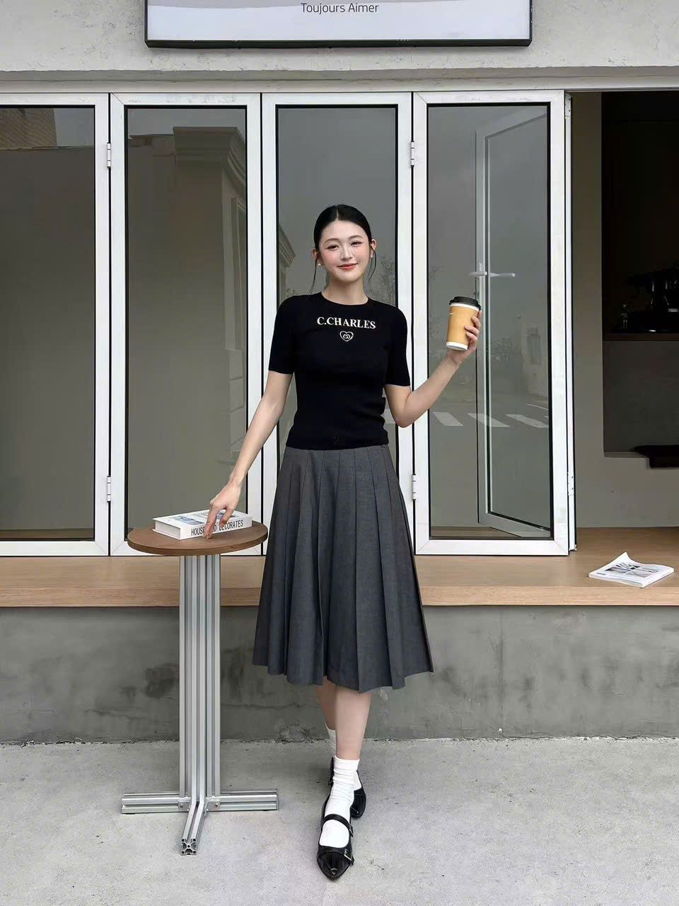 Áo đen len tăm ngắn tay -chữ CC ngực
