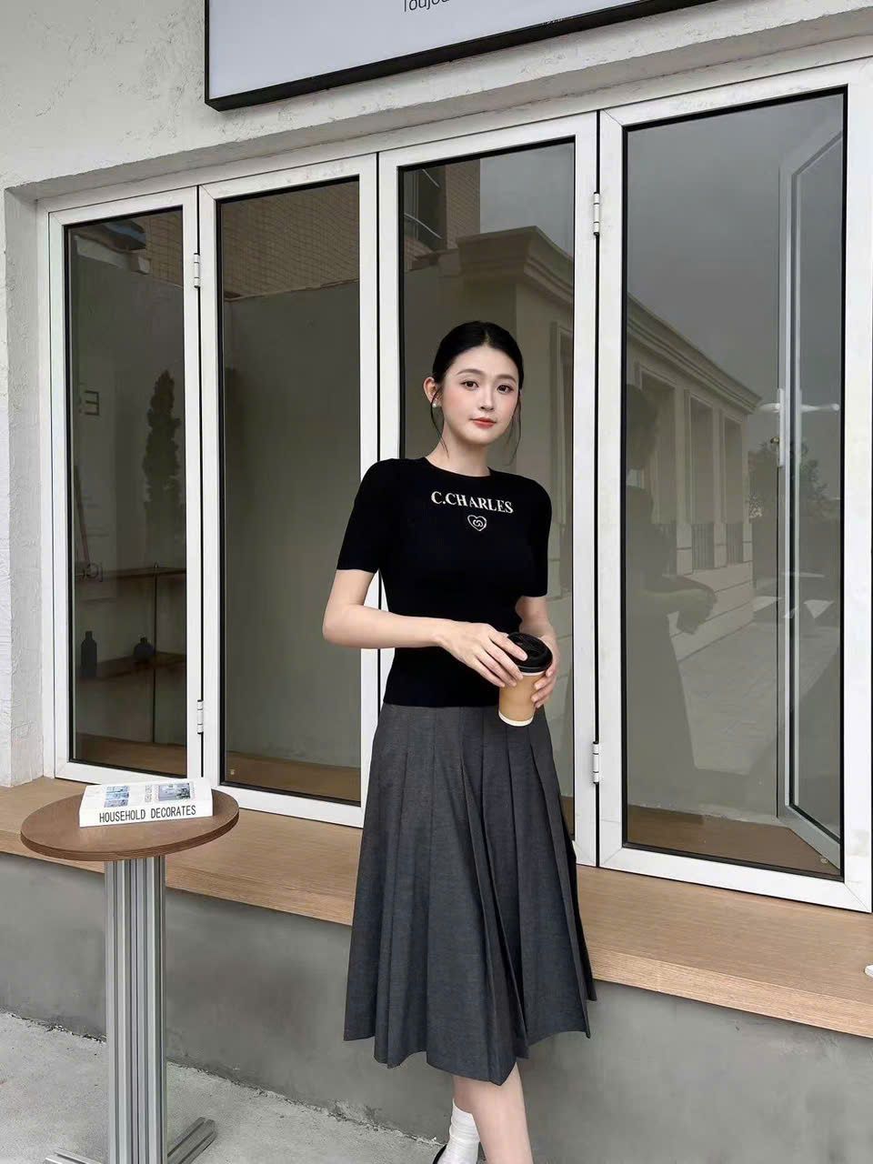 Áo đen len tăm ngắn tay -chữ CC ngực