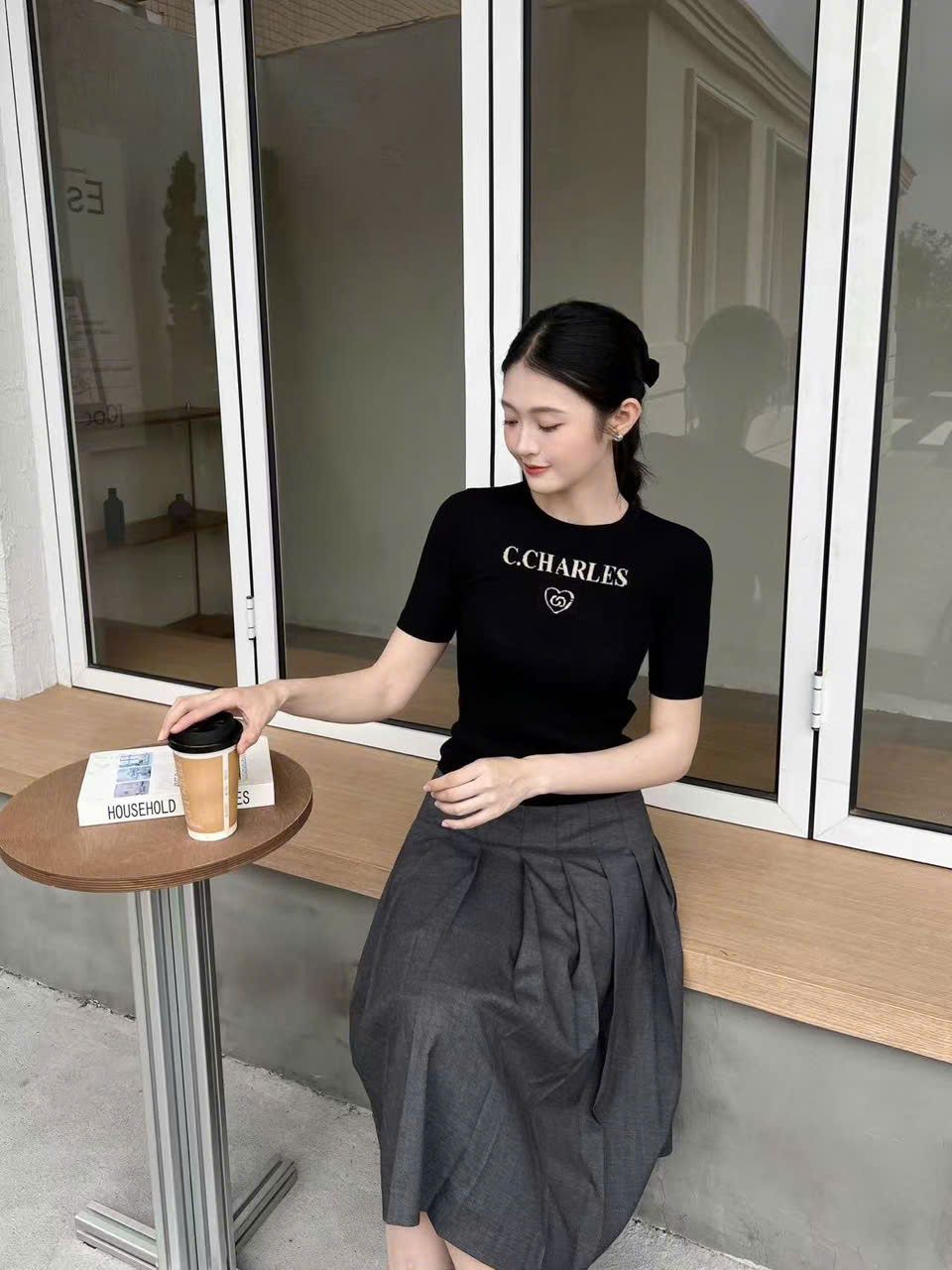 Áo đen len tăm ngắn tay -chữ CC ngực