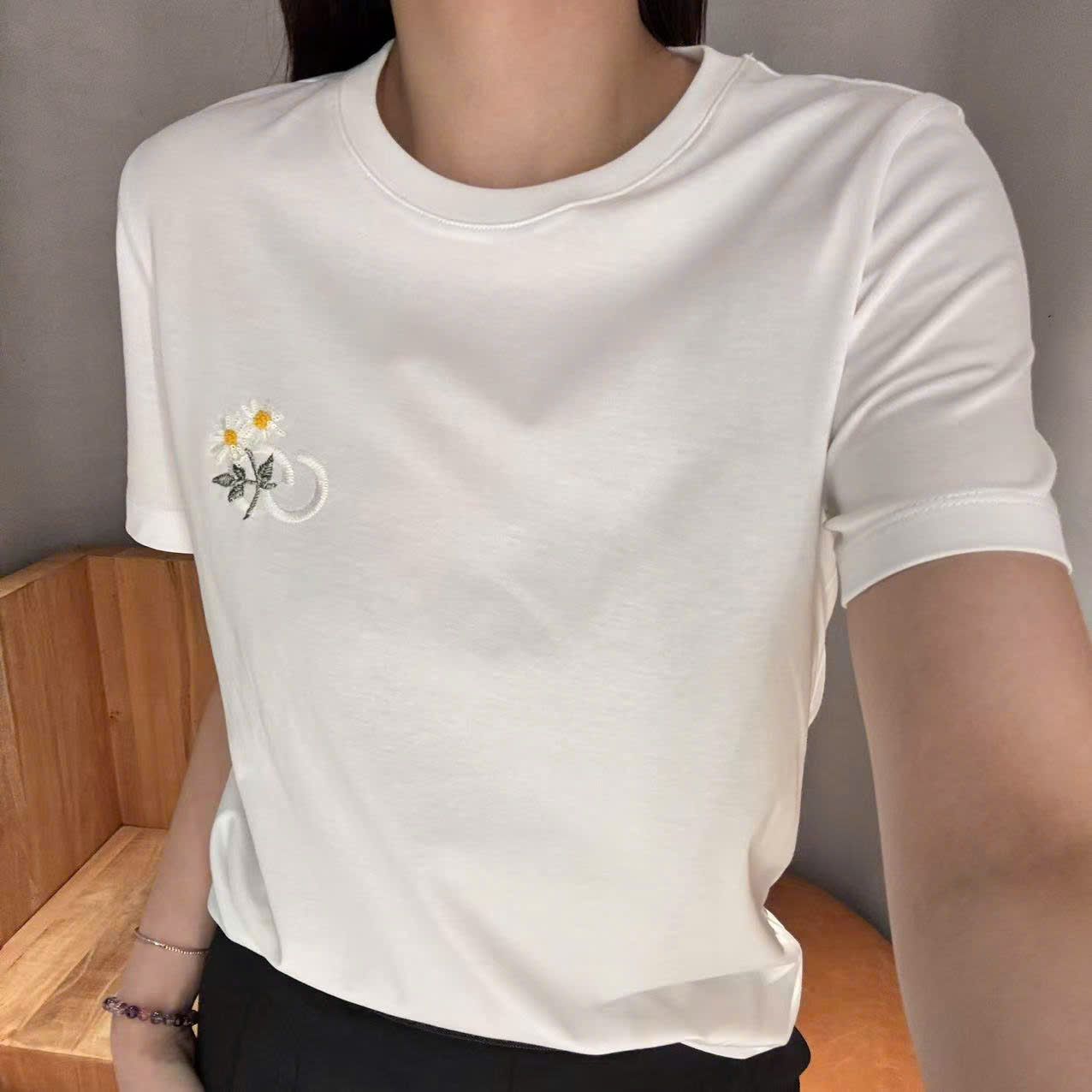 Áo phông trắng - logo hoa vàng