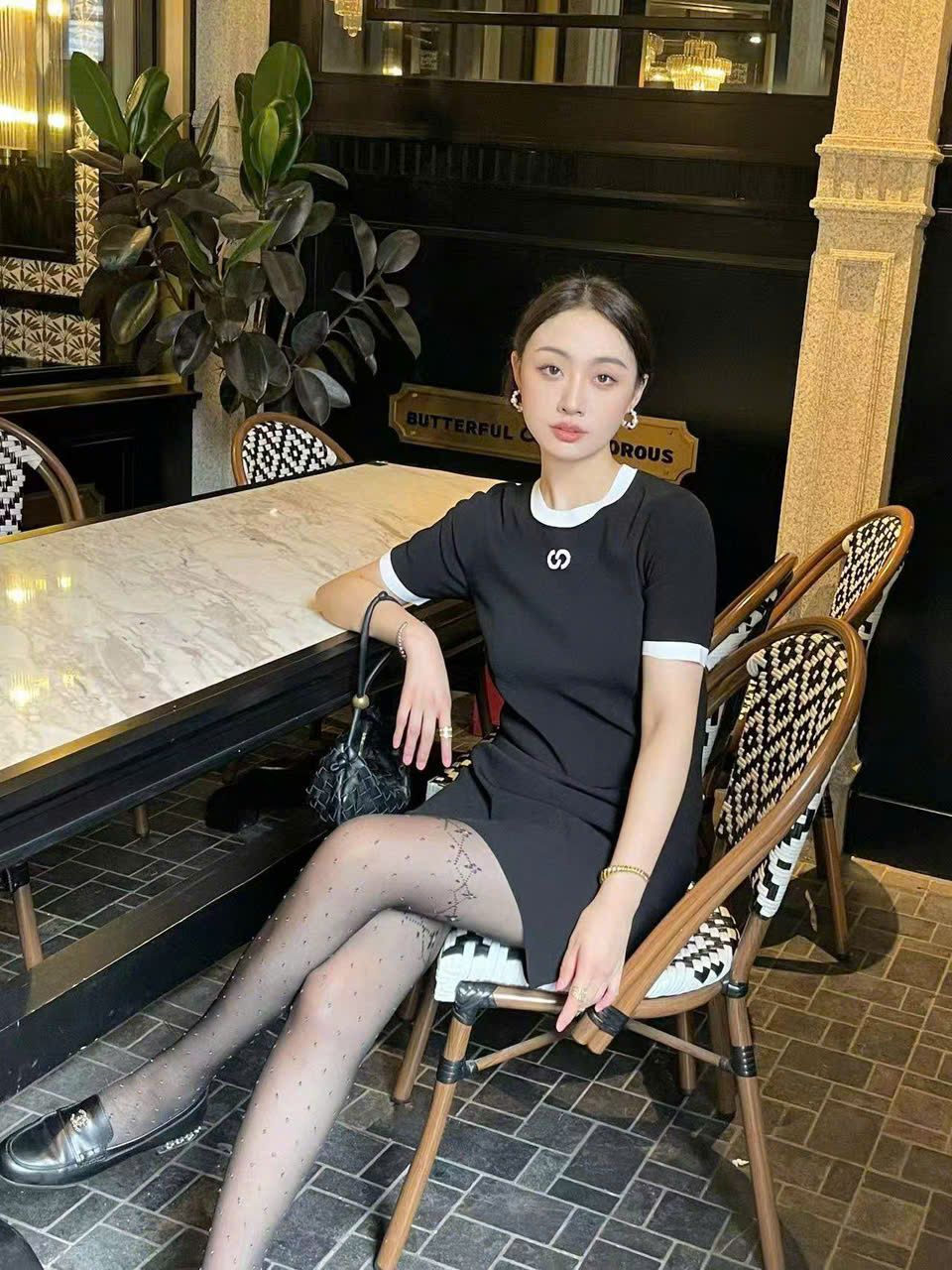 Váy đen viền trắng, logo CC ngực