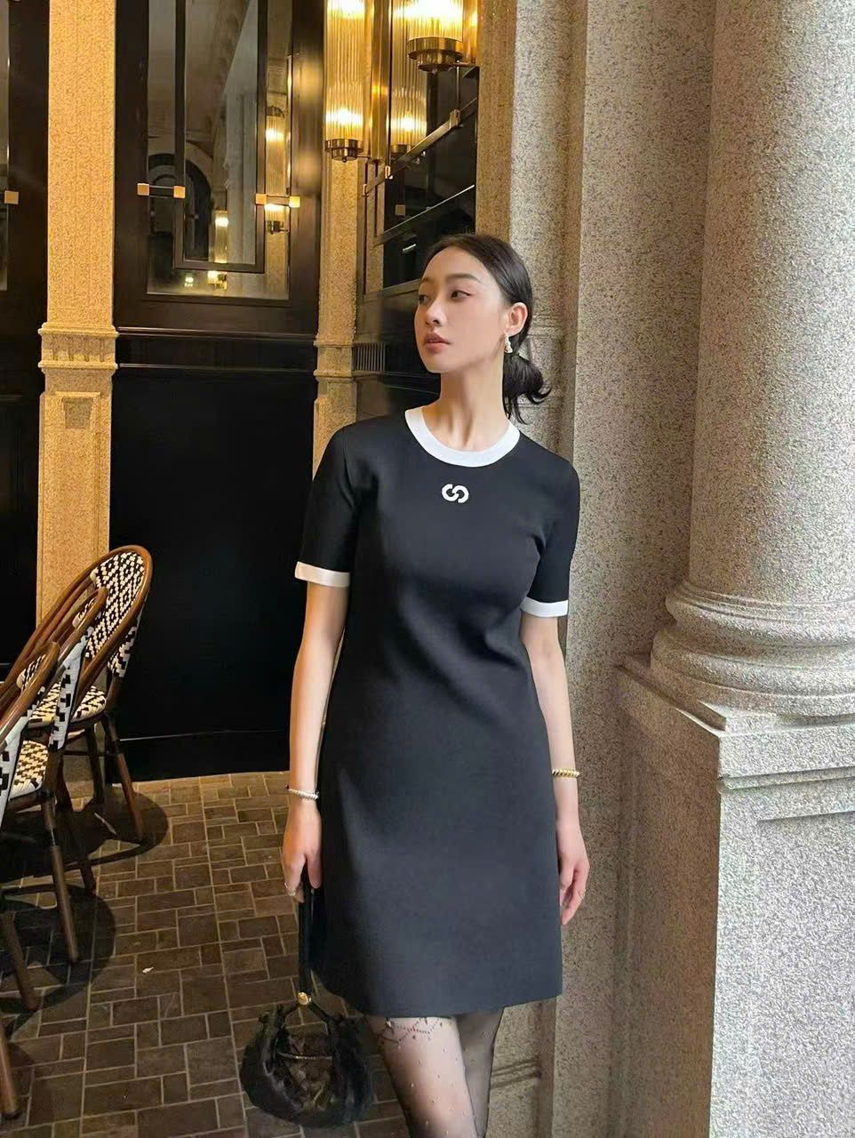 Váy đen viền trắng, logo CC ngực