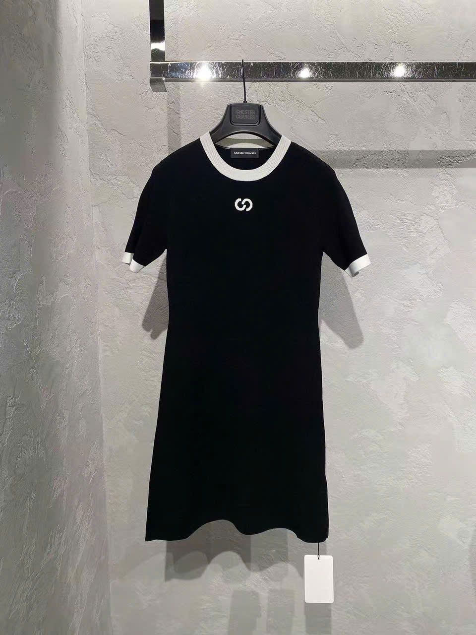 Váy đen viền trắng, logo CC ngực