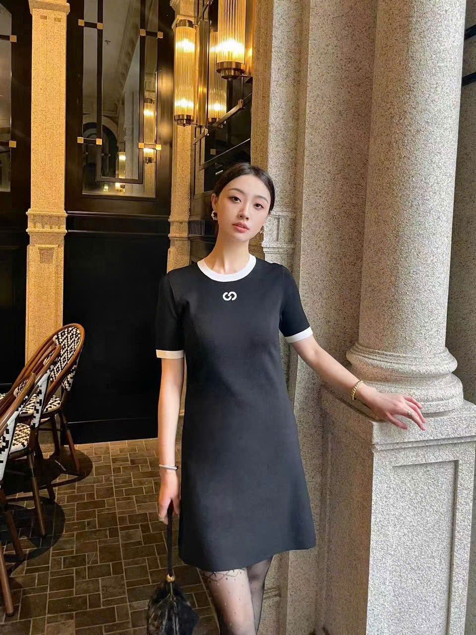 Váy đen viền trắng, logo CC ngực