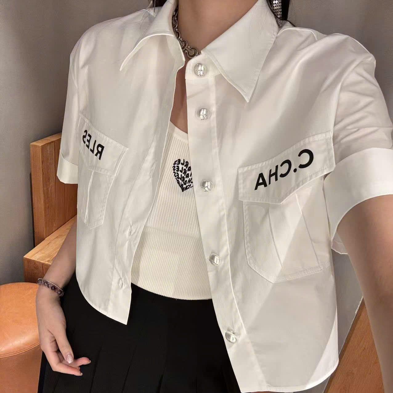 Áo sơmi trắng cúc ngọc, túi chữ