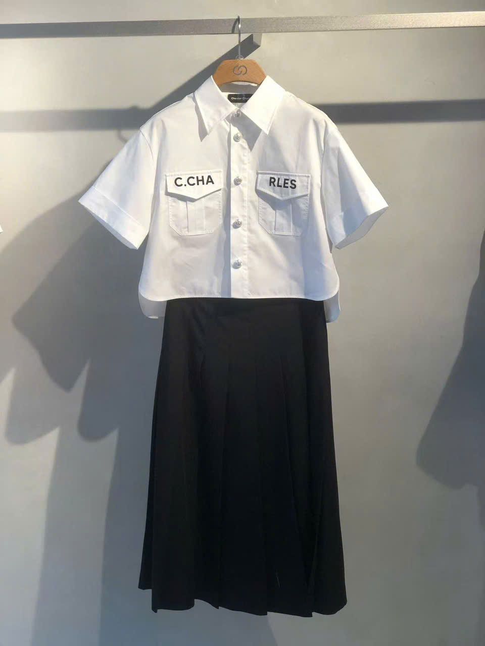 Áo sơmi trắng cúc ngọc, túi chữ