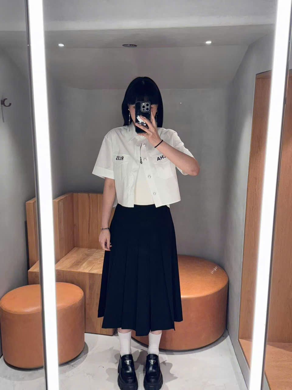 Áo sơmi trắng cúc ngọc, túi chữ