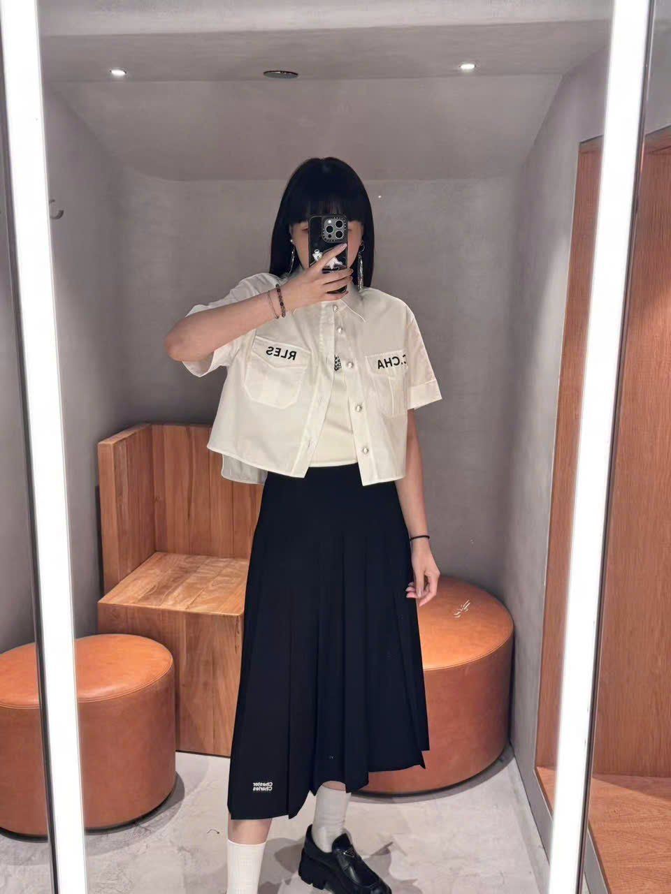 Áo sơmi trắng cúc ngọc, túi chữ