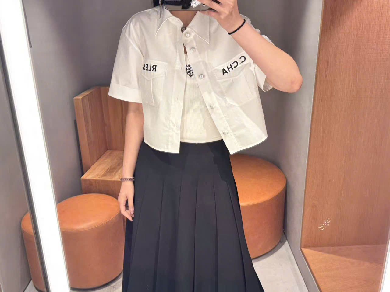 Áo sơmi trắng cúc ngọc, túi chữ