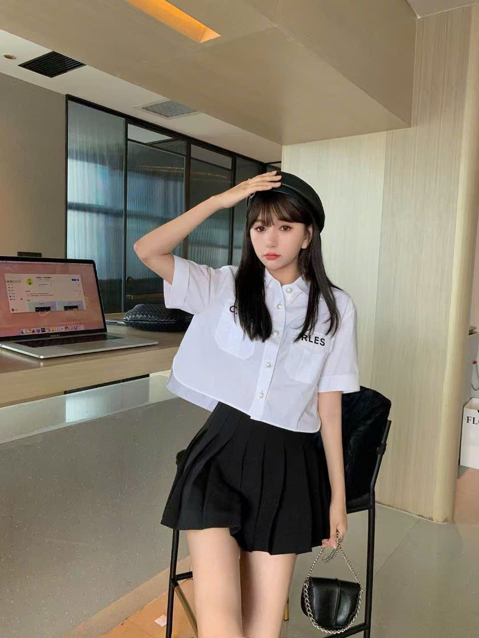 Áo sơmi trắng cúc ngọc, túi chữ