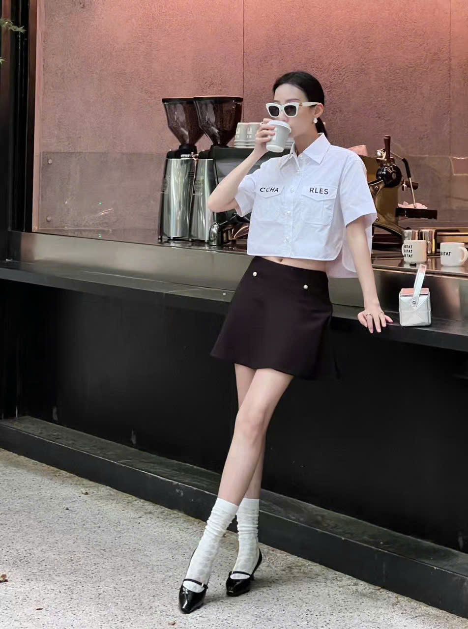 Áo sơmi trắng cúc ngọc, túi chữ