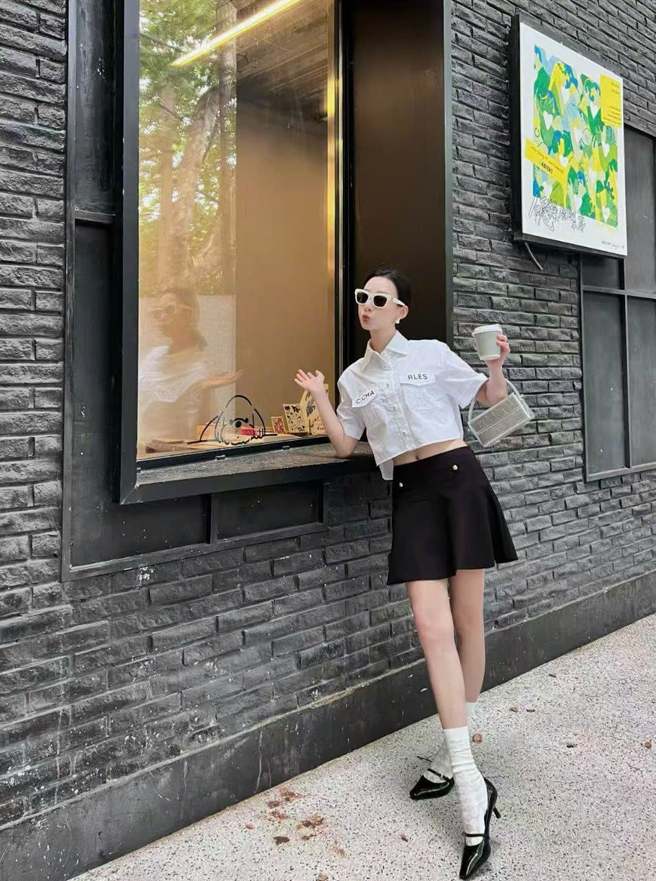 Áo sơmi trắng cúc ngọc, túi chữ