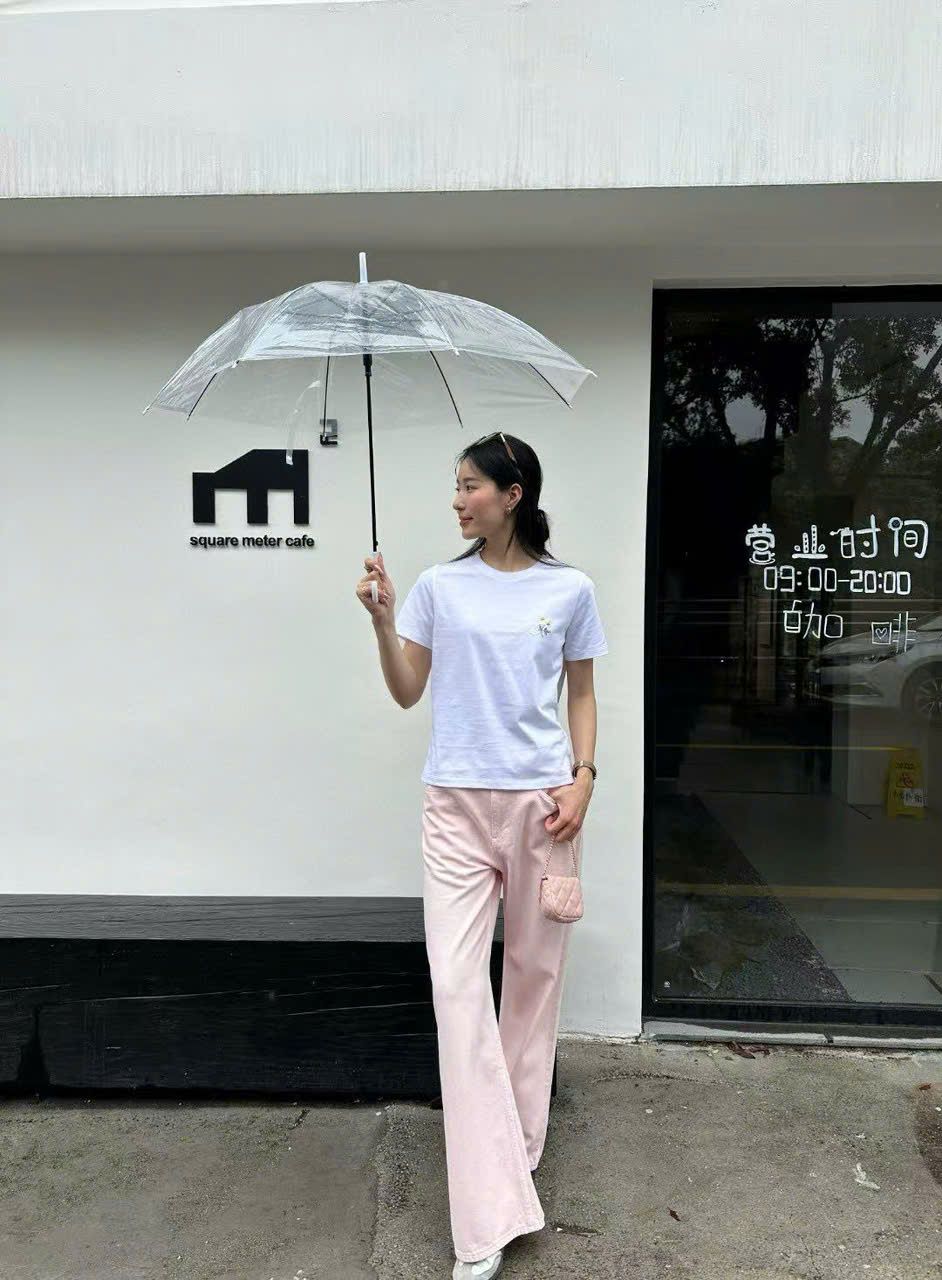 Áo phông trắng - logo hoa vàng