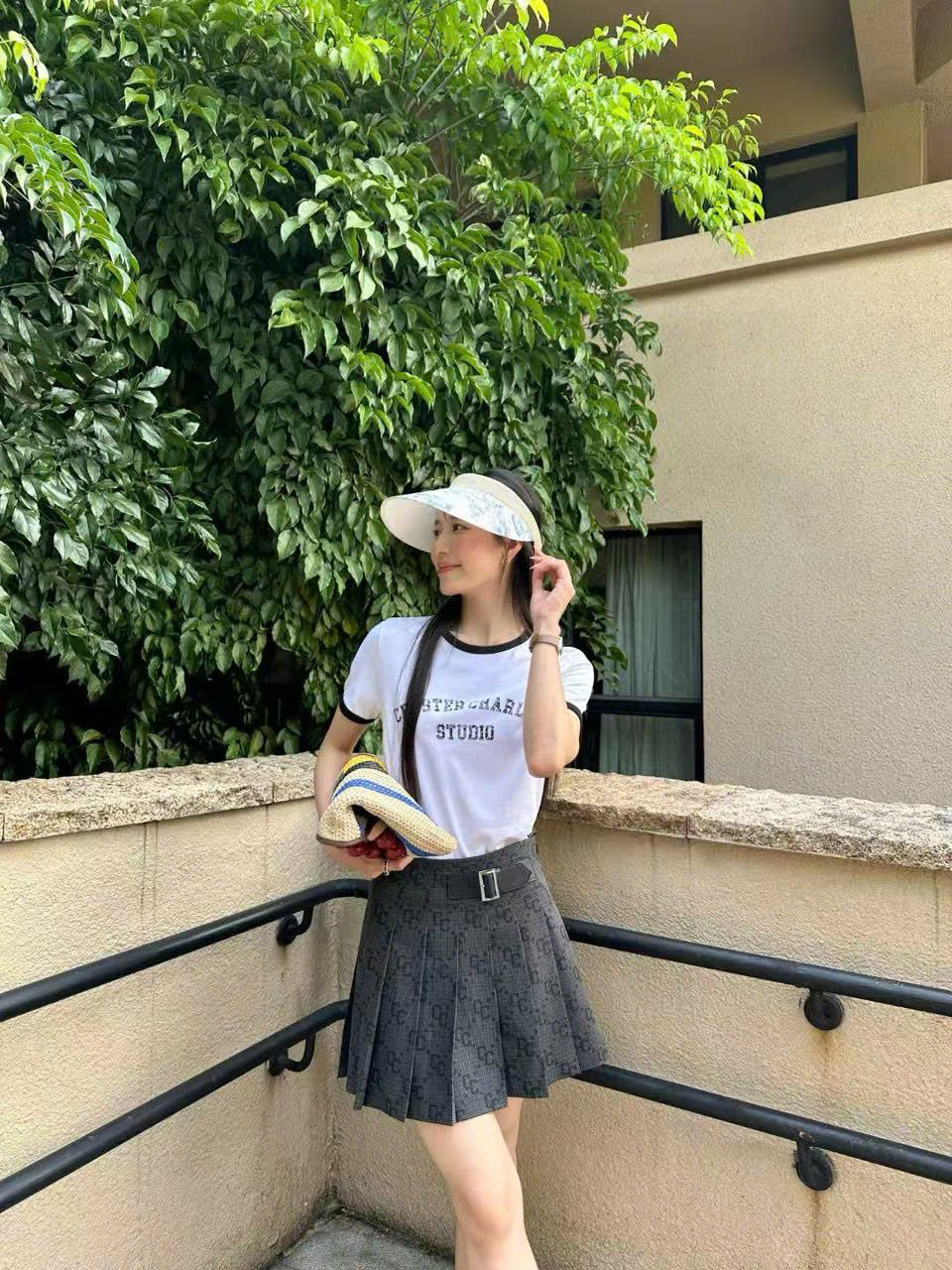 Áo phông trắng viền đen chữ CC STUDIO