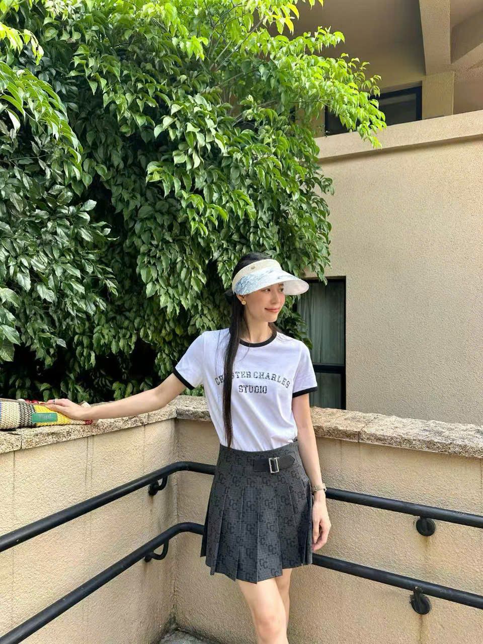 Áo phông trắng viền đen chữ CC STUDIO