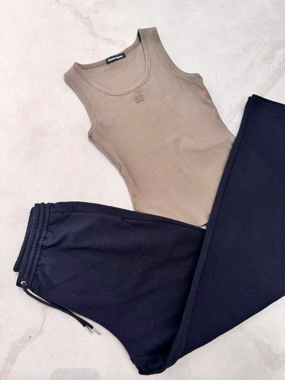 Áo tanktop màu xanh rêu