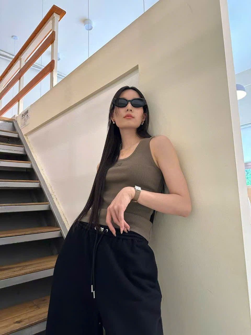 Áo tanktop màu xanh rêu