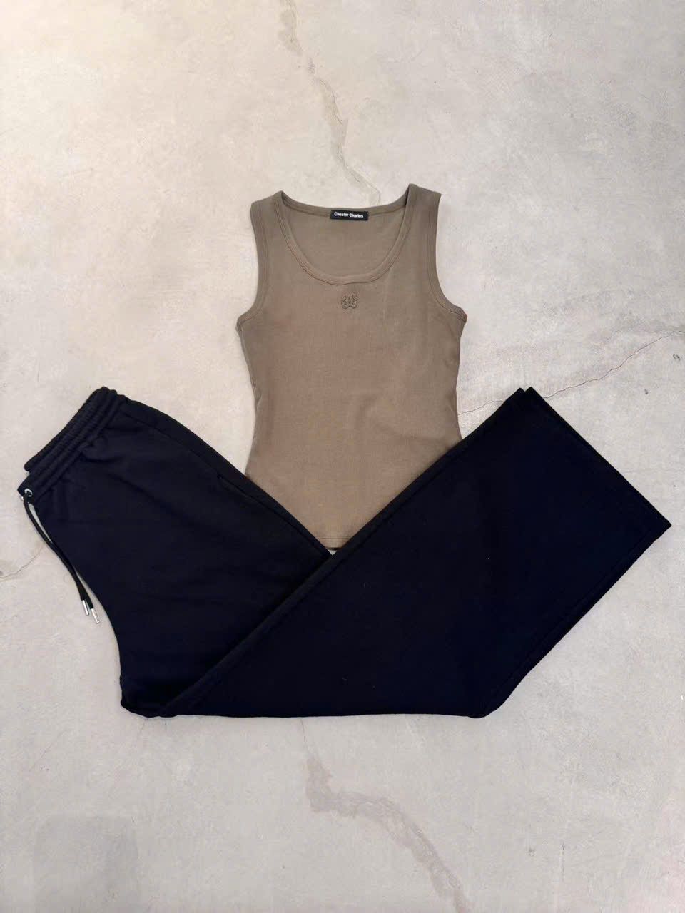 Áo tanktop màu xanh rêu