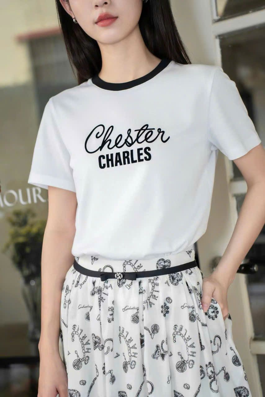 Áo phông trắng - cổ đen, chữ logo cách điệu