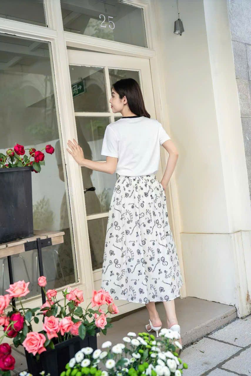 Áo phông trắng - cổ đen, chữ logo cách điệu
