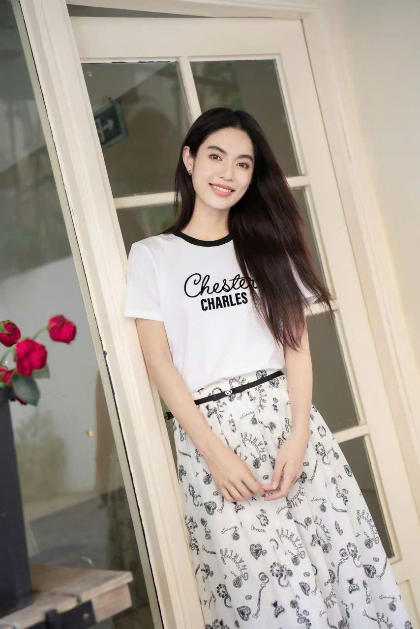 Áo phông trắng - cổ đen, chữ logo cách điệu