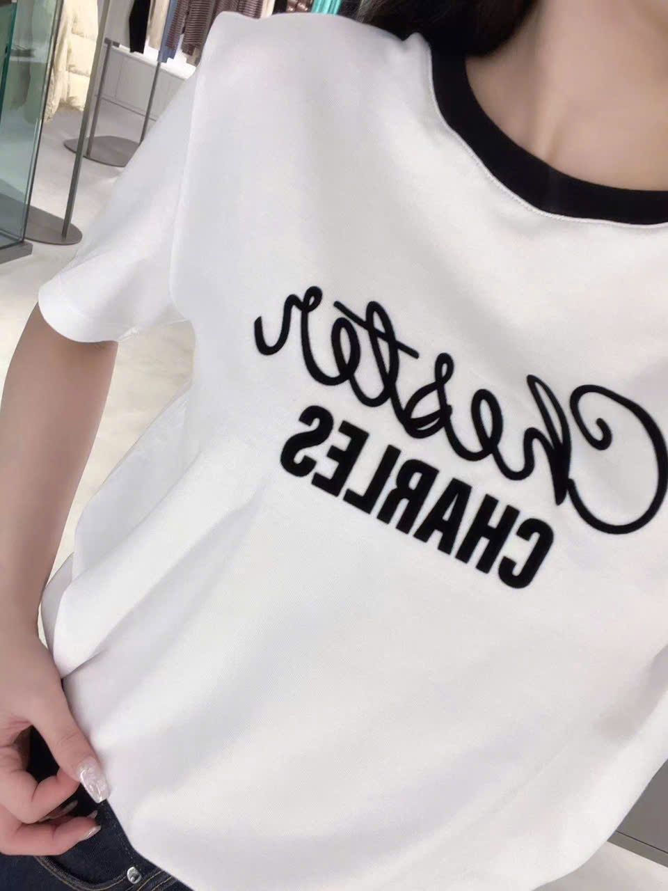 Áo phông trắng - cổ đen, chữ logo cách điệu