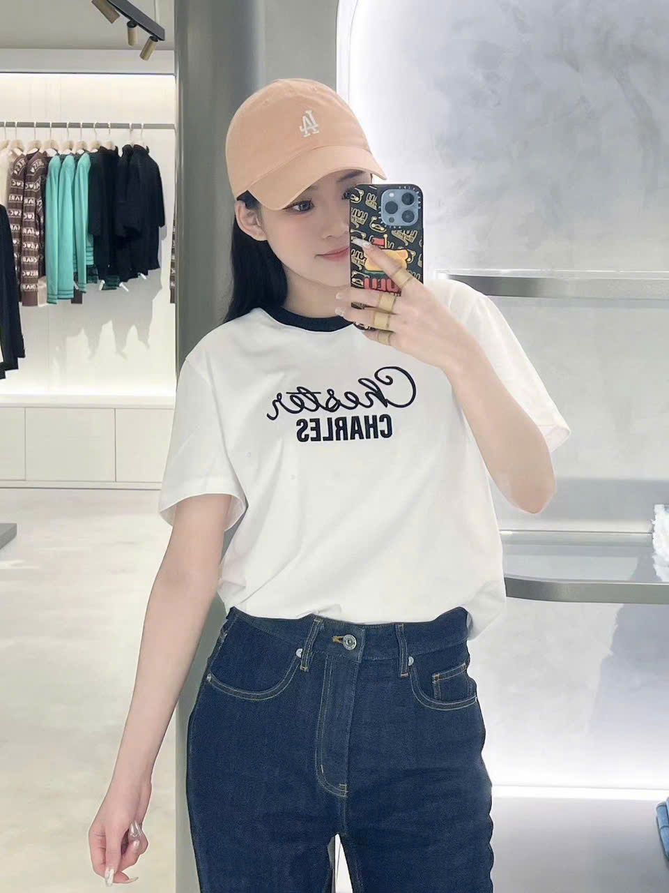 Áo phông trắng - cổ đen, chữ logo cách điệu