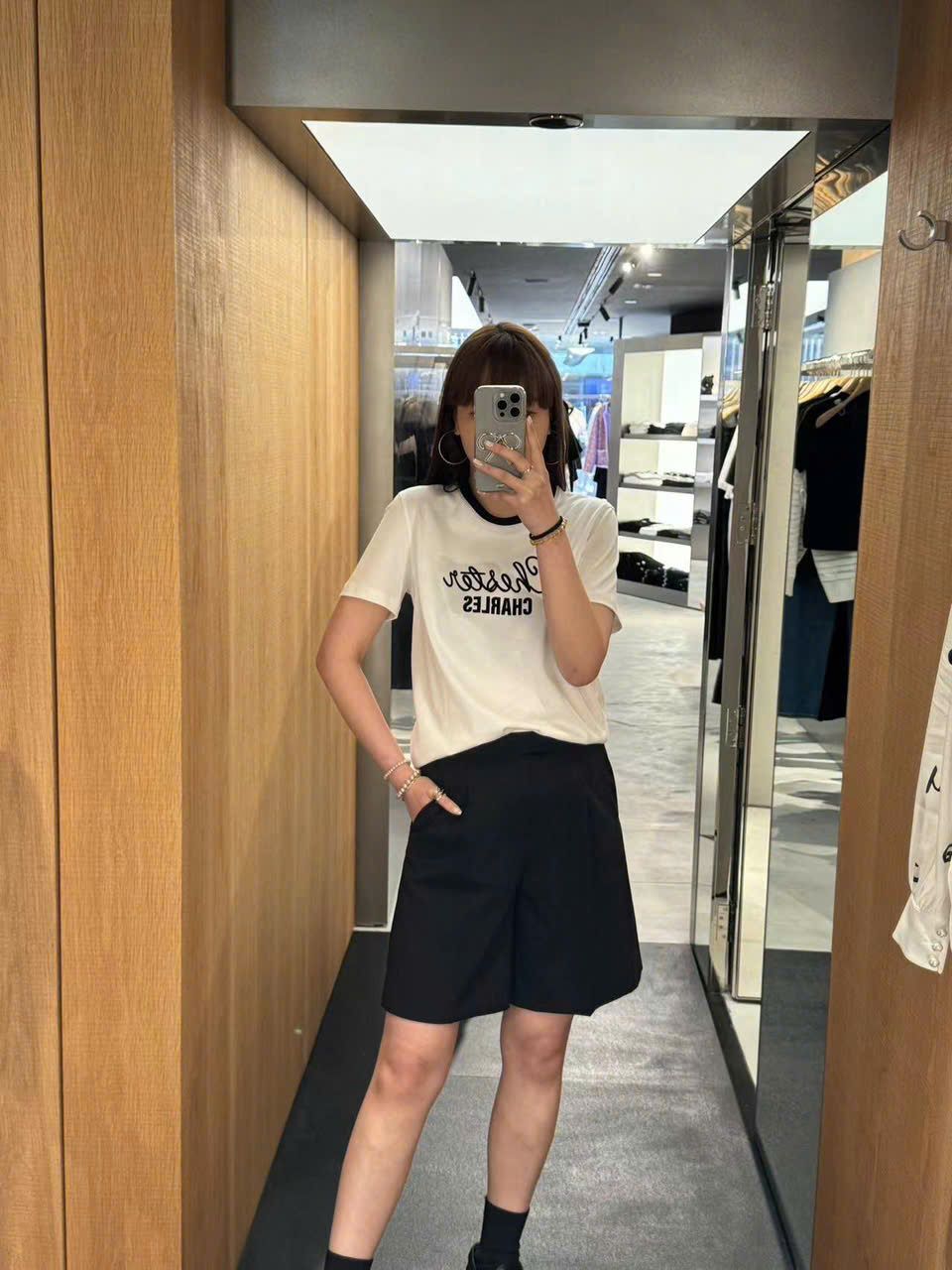 Áo phông trắng - cổ đen, chữ logo cách điệu
