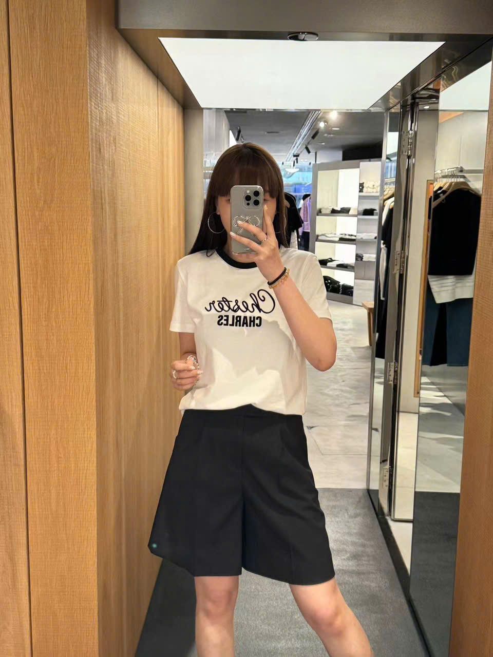Áo phông trắng - cổ đen, chữ logo cách điệu