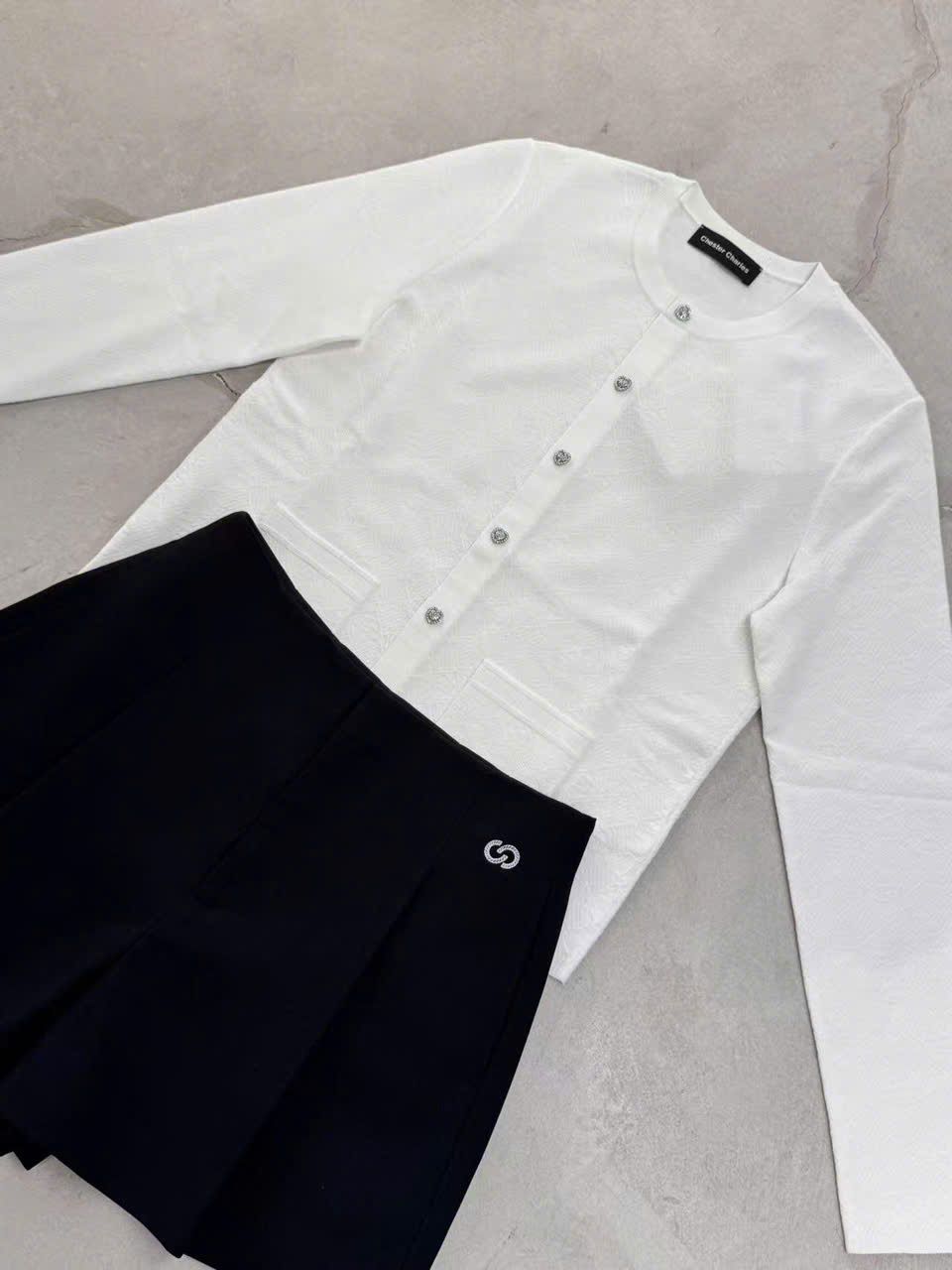 Áo CDG trắng full logo - cúc dọc đính đá