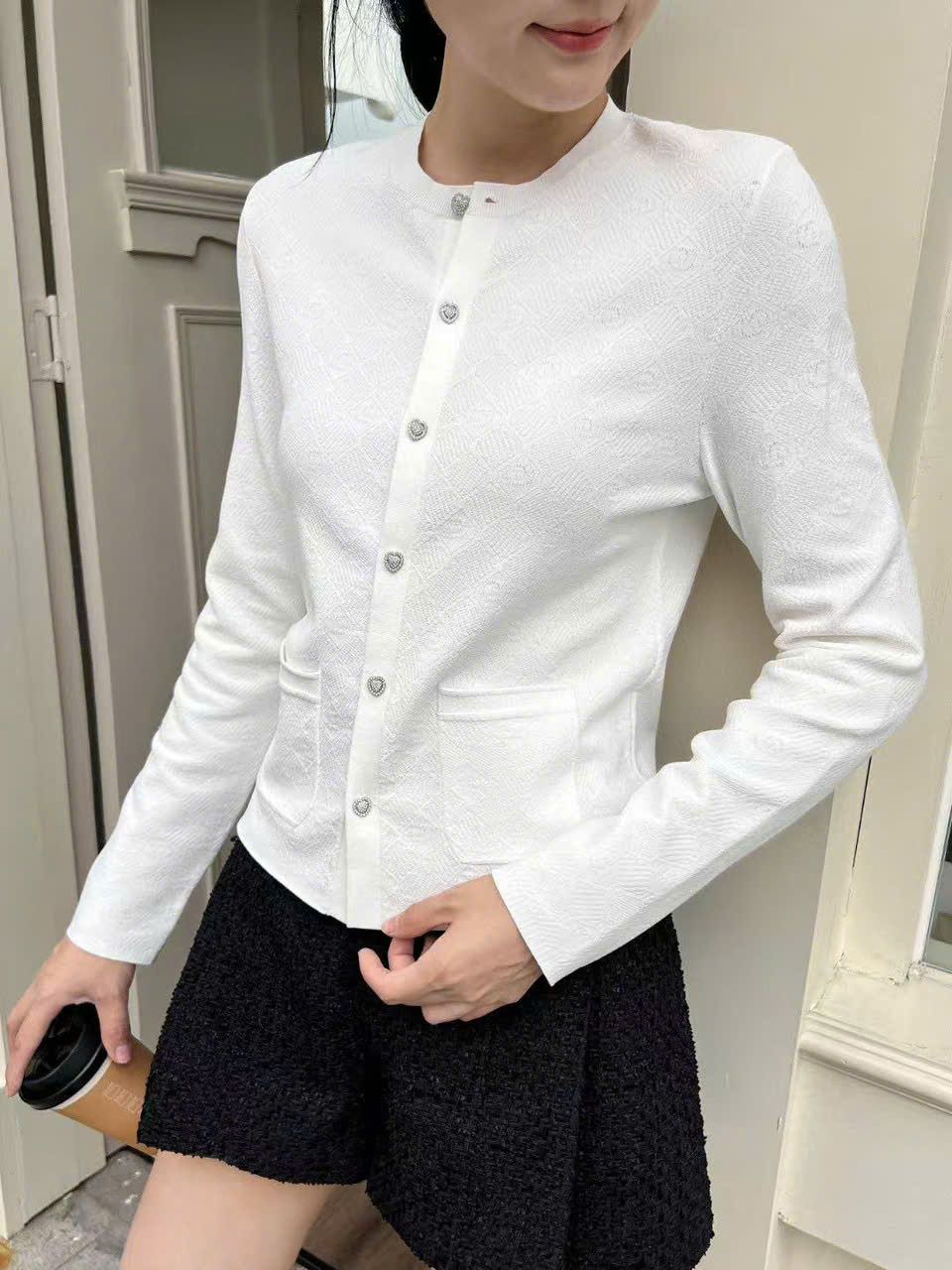 Áo CDG trắng full logo - cúc dọc đính đá