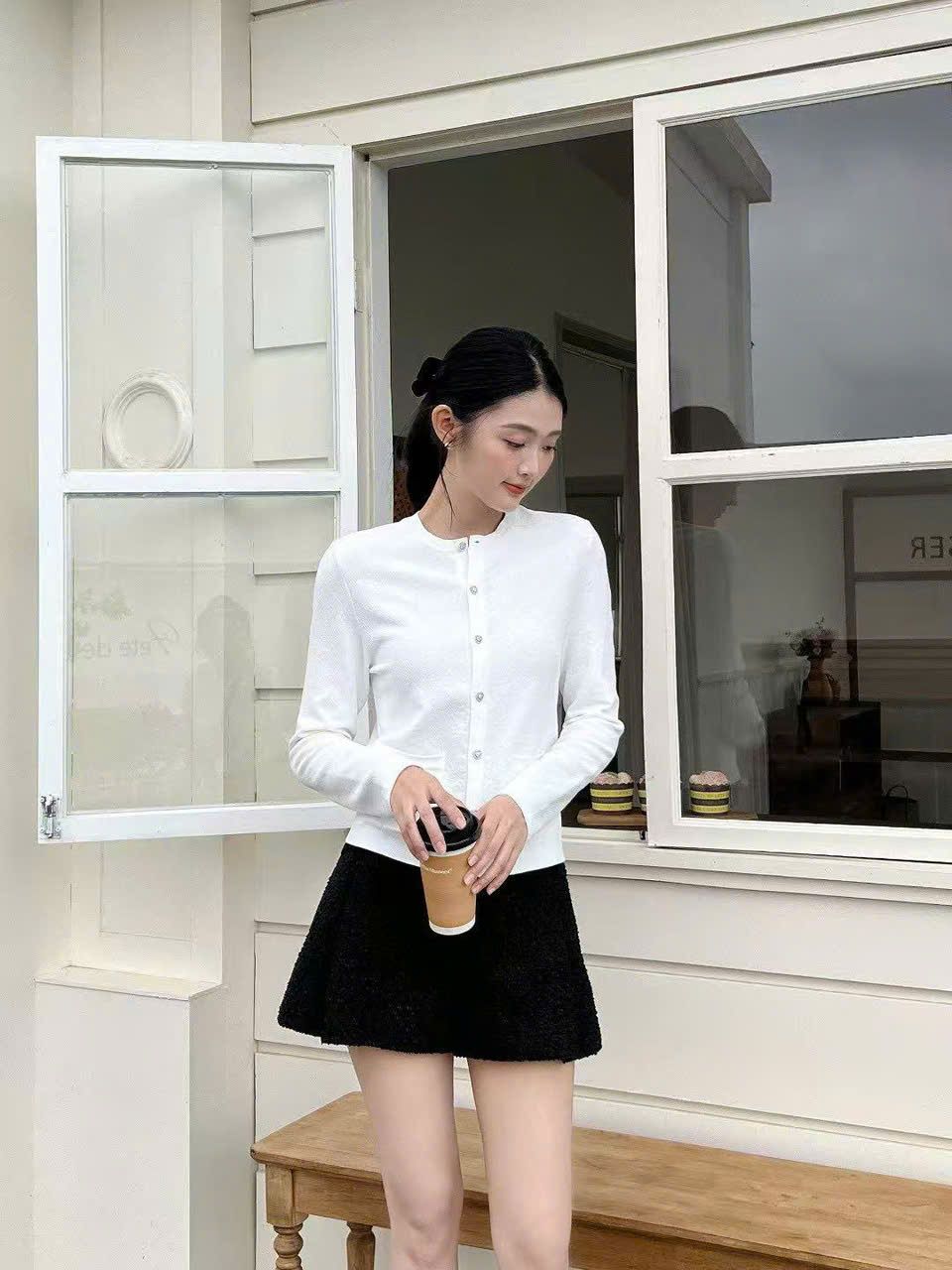 Áo CDG trắng full logo - cúc dọc đính đá