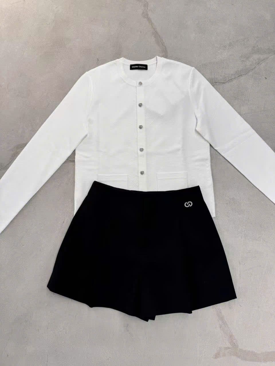 Áo CDG trắng full logo - cúc dọc đính đá