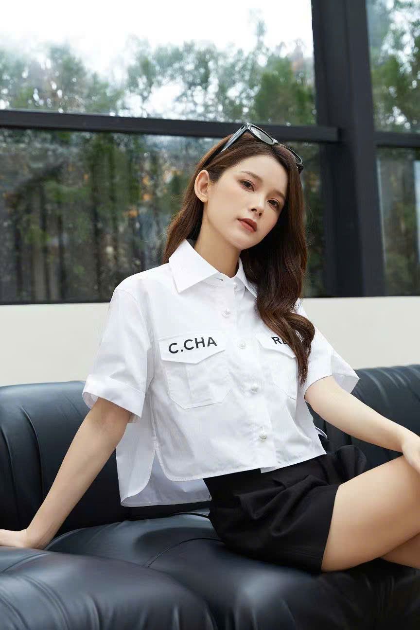 Áo sơmi trắng cúc ngọc, túi chữ