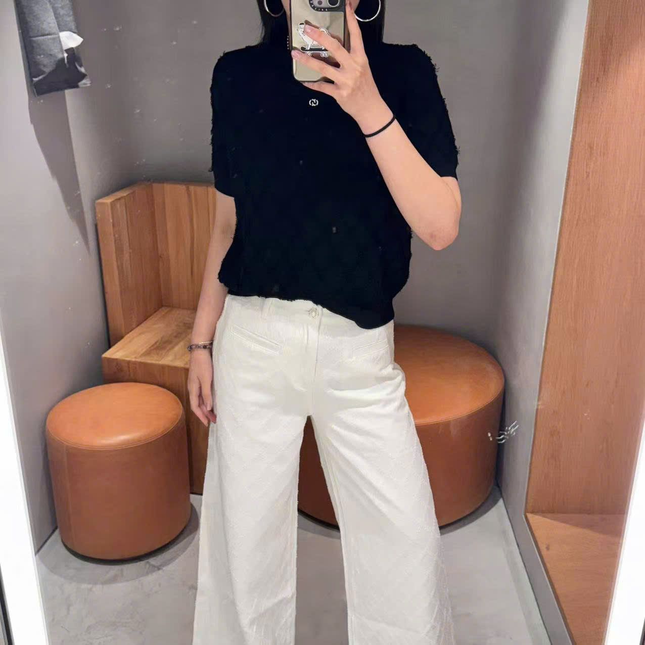 Áo ngắn tay trám lông đen