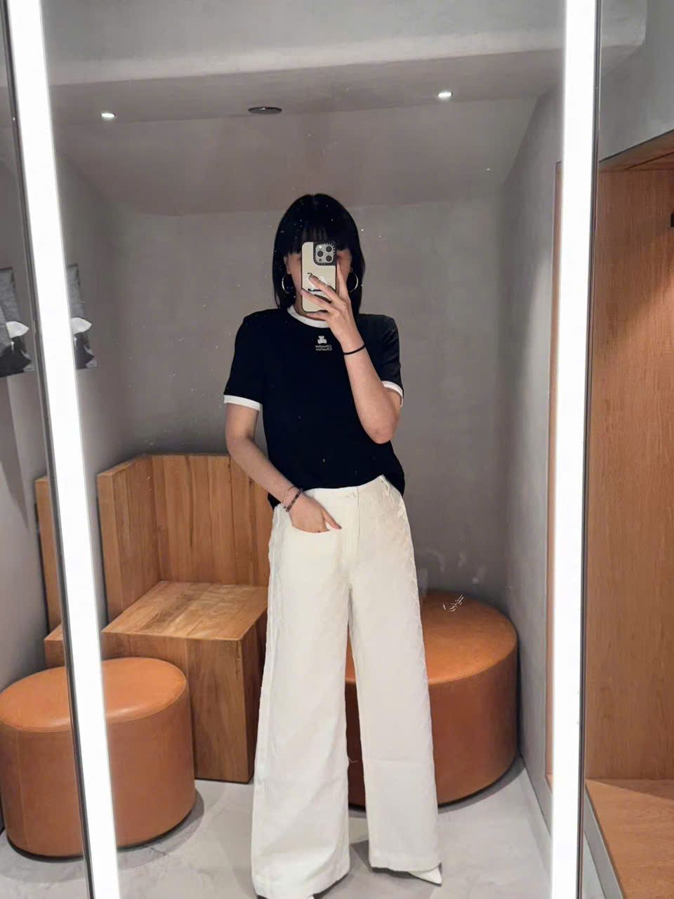 Áo phông đen - gấu trắng trên chữ