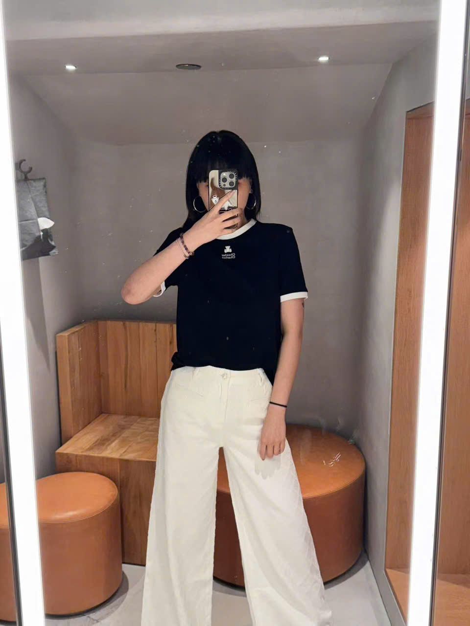 Áo phông đen - gấu trắng trên chữ
