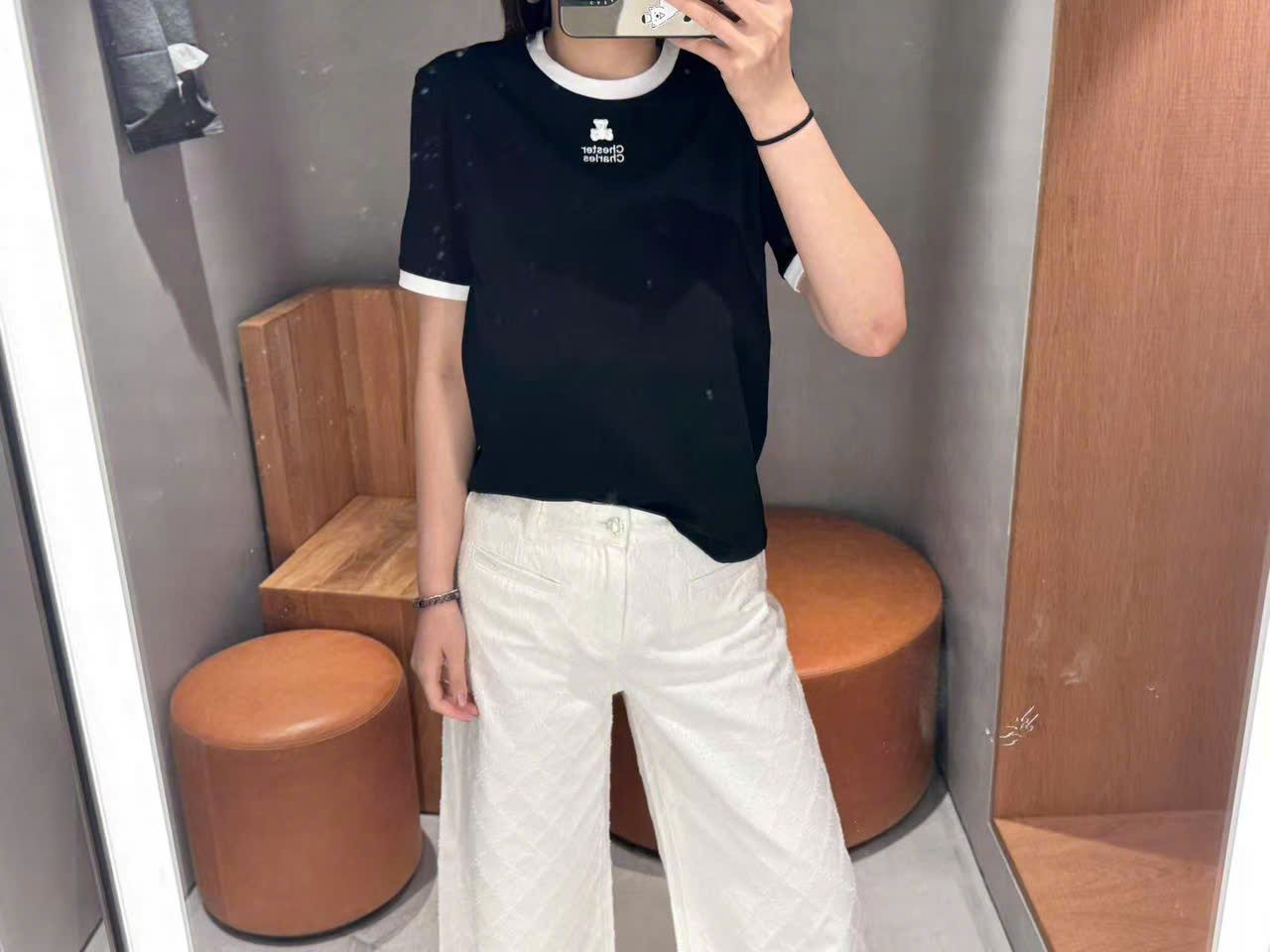 Áo phông đen - gấu trắng trên chữ